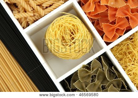 Forskellige typer af pasta i hvid trækasse sektioner close-up