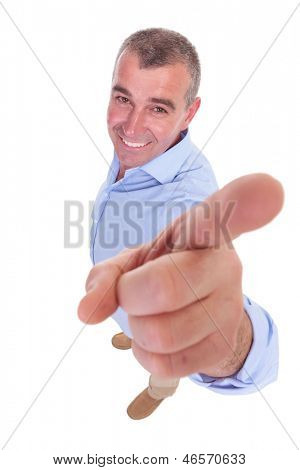 photo grand angle d'un homme senior occasionnel pointant vers la caméra et la smiling.taken d'en haut. 