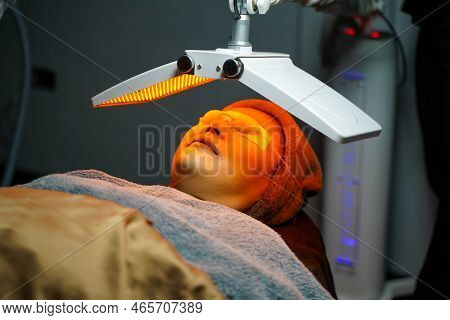 Pdt Photo Dynamic Treatment., Helps To Treat Acne, Reduce Inflammation, Stimulate Collagen Productio