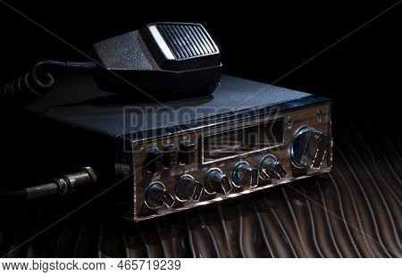 Microphone With Sideband Cb Radio That Operates On A Wavy Metal Surface