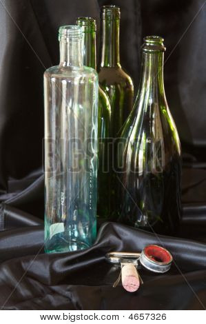 Alambiques de la botella de vino contra negro