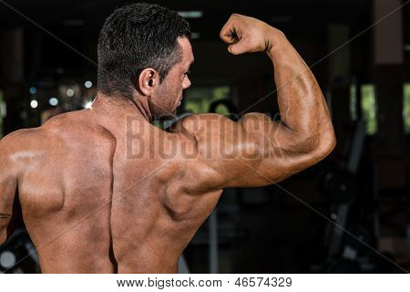 ชาย Bodybuilder แสดง Biceps ของเขา