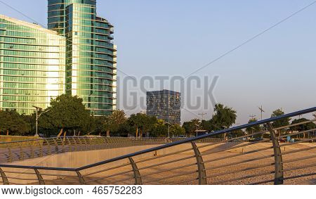 Dubai, Uae - 10.09.2022 Walk In The Festival Promenade. City