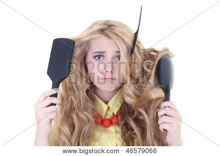 Giovane bella donna con i capelli problema