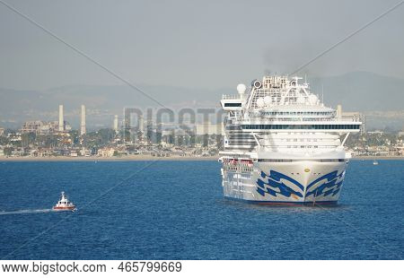 Long Beach, California, U.s.a - November 5, 2022 - A Princess Cruise Ship Sailing By Queensway Bay