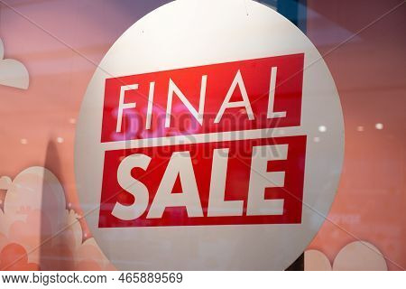 Siedlce, Poland - July 26, 2022: Final Sale Sign In Fashion Store At Shopping Mall. Seasonal Discoun