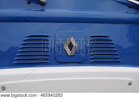 Bordeaux , Aquitaine  France - 11 06 2022 : Renault Estafette Car Logo Brand And Text Sign On Panel 