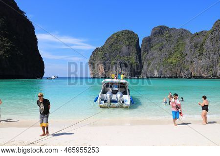 Ko Phi Phi, Thailand - December 20, 2013: People Visit Maya Bay In Ko Phi Phi Island In Thailand. 26