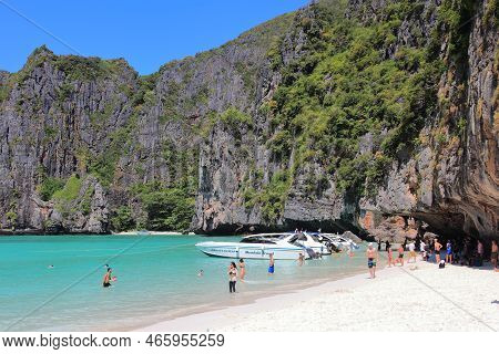 Ko Phi Phi, Thailand - December 20, 2013: People Visit Maya Bay In Ko Phi Phi Island In Thailand. 26