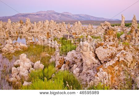 Formations de tuf à Mono Lake à l'extérieur du Parc National de Yosemite au coucher du soleil