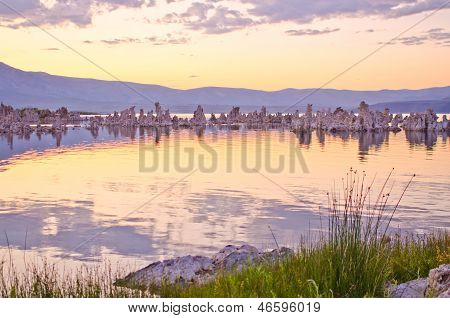 Formations de tuf à Mono Lake à l'extérieur du Parc National de Yosemite au coucher du soleil
