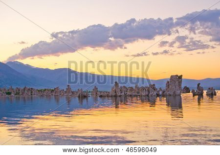 Formations de tuf à Mono Lake à l'extérieur du Parc National de Yosemite au coucher du soleil