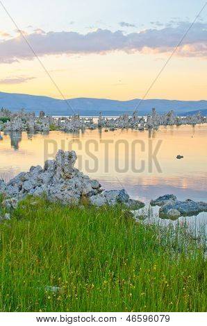Formations de tuf à Mono Lake à l'extérieur du Parc National de Yosemite au coucher du soleil