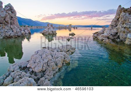 Formations de tuf à Mono Lake à l'extérieur du Parc National de Yosemite au coucher du soleil
