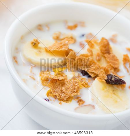 Celozrnné cereálie s brusinkami a plátky banánů snídaně