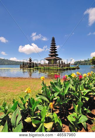 Un tempio hindu situato nel lago Beratan o Bratan, Bali Indonesia.