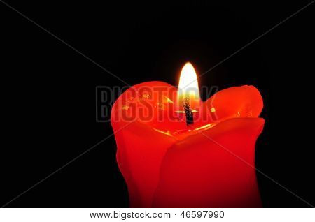 Primo piano di una candela rossa di masterizzazione