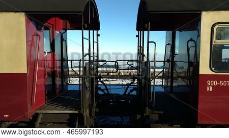 Gap Between Wagong Winter Blue Sky Brocken Red