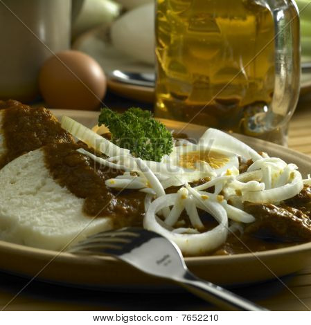 Gulasch di manzo con l'uovo