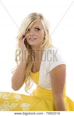 Menina de vestido amarelo no telefone, olhar para cima