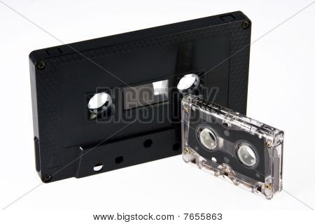 Audio-cassetto e Cassette per dittafono su sfondo bianco