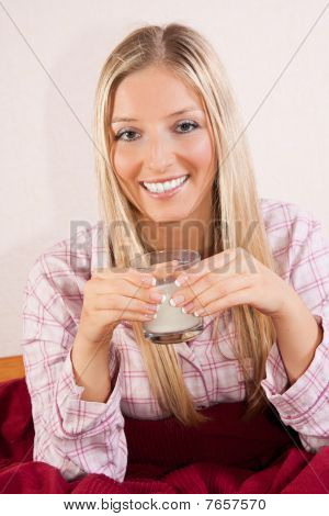 Donna in pigiama nel letto
