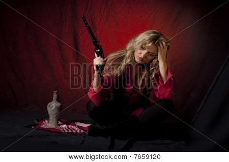 銃を持つ少女