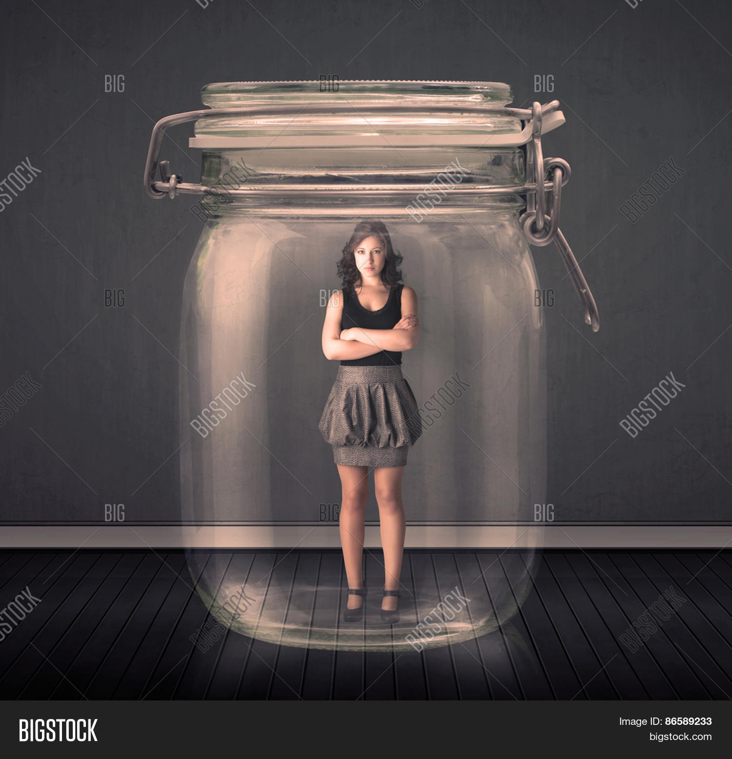 Девушка в стеклянном ящике. Девушка и дом стеклянный. Человек внутри банки. Катрин ненашева картины. Человек в стеклянном шкафу.