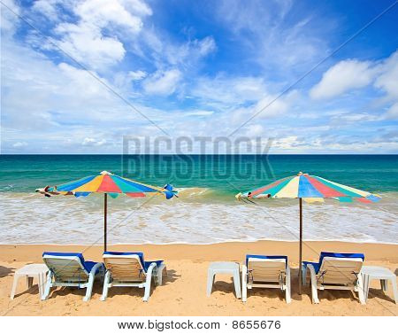 Színes esernyő és a strand szék