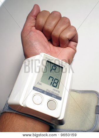 남자 손목에 pulsimeter 장치