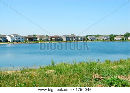Barrio residencial exclusivo junto al lago