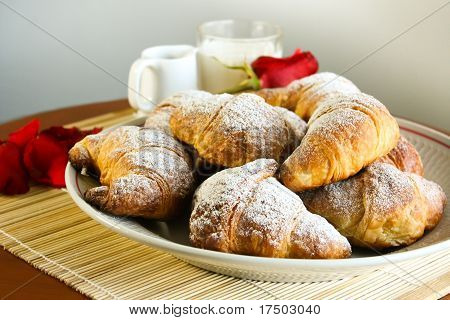 Croissanter med röd ros sammansättning