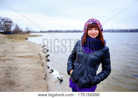 Autumn Pretty Girl Posing Near Mountain Lake. Autumn Lanscape In Forest.