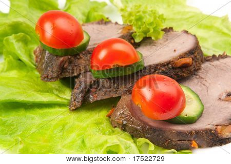 三个 peaces 的肉与蔬菜
