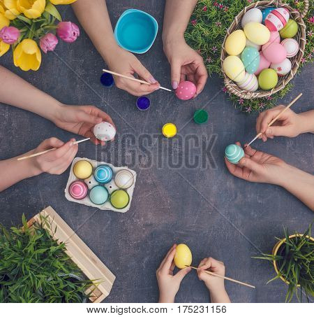 colouring eggs for eastertime at home