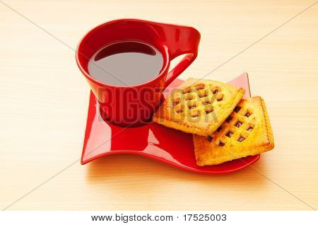 Tasse de thé et des biscuits frais sur table
