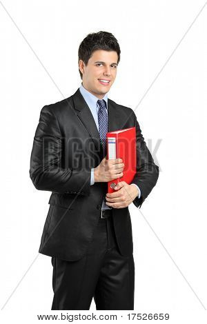 Businessperson ยิ้มที่เก็บโฟลเดอร์แดงเอกสารแยกต่างหากกับพื้นหลังสีขาว