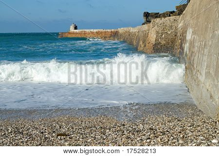 คลื่นทำลายท่า Portreath คอร์นวอลประเทศอังกฤษ