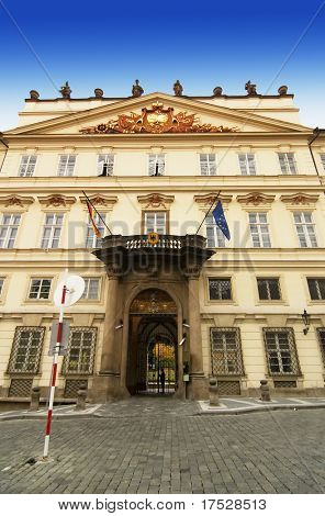 Een groot gebouw in oude stad Praag