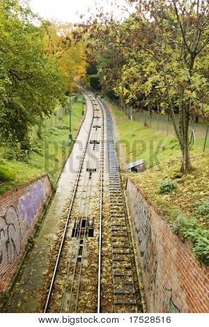 De kabelspoorweg track tot de petrin-toren in de binnenstad van Praag.