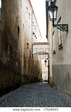 Een donkere humeurig foto van een kleine mager straat in de oude binnenstad van Praag, Tsjechië.