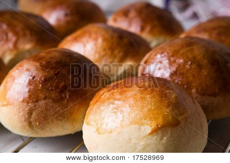 Close up dettaglio di appena sfornato hot cross buns in romantica illuminazione rinascimentale e una profondità