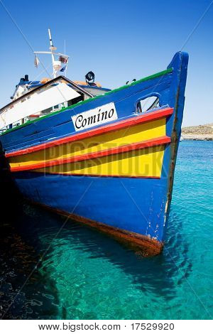 Een boot op het eiland Comino