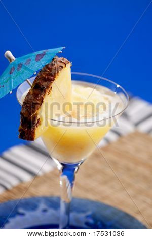 Mavi içinde izole bir ananas pina colada smothie