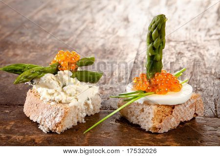 Luxus snack Brot und Spargel mit Eier und rote Kaviar