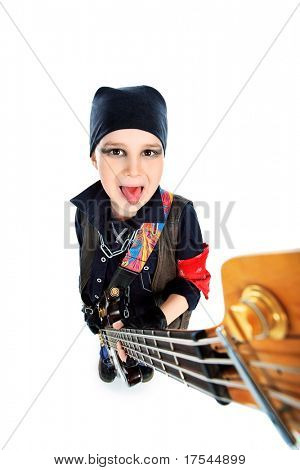 Skudt af en lille dreng spiller rockmusik med elektrisk guitar. Isoleret over hvid baggrund.