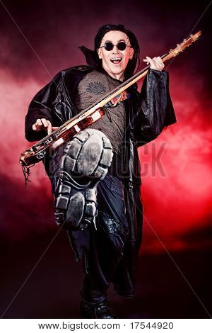 Heavy metal musiker spiller elektrisk guitar. Skudt i et studie.