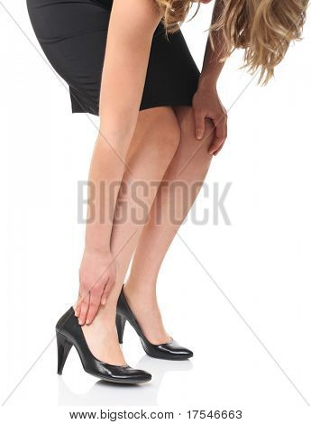 ragazza caucasica toccare la gamba isolated on white