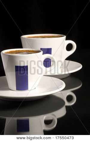 ถ้วยกาแฟบนพื้นสีดำกับภาพสะท้อน