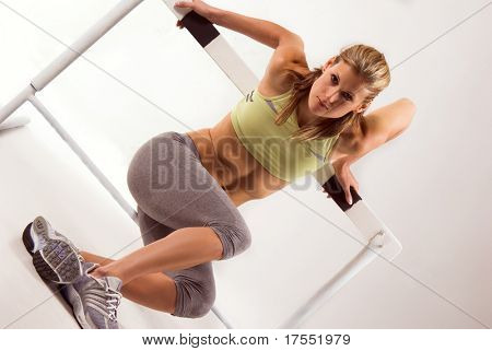 Joli modèle sportive caucasien avec obstacle
